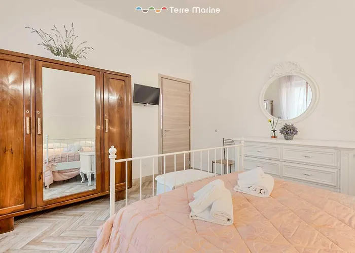 Apartment La Corte Dei Valemi 2-3, Terremarine *